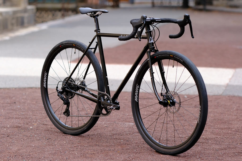 Distance Croix-Morand Série Noire vu de trois-quarts avant, pneus Hutchinson Overide et roues Mavic Allroad