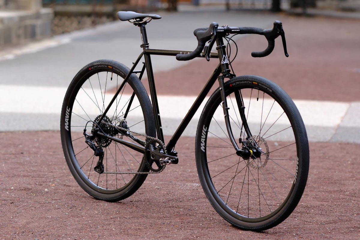 Distance Croix-Morand Série Noire vu de trois-quarts avant, pneus Hutchinson Overide et roues Mavic Allroad