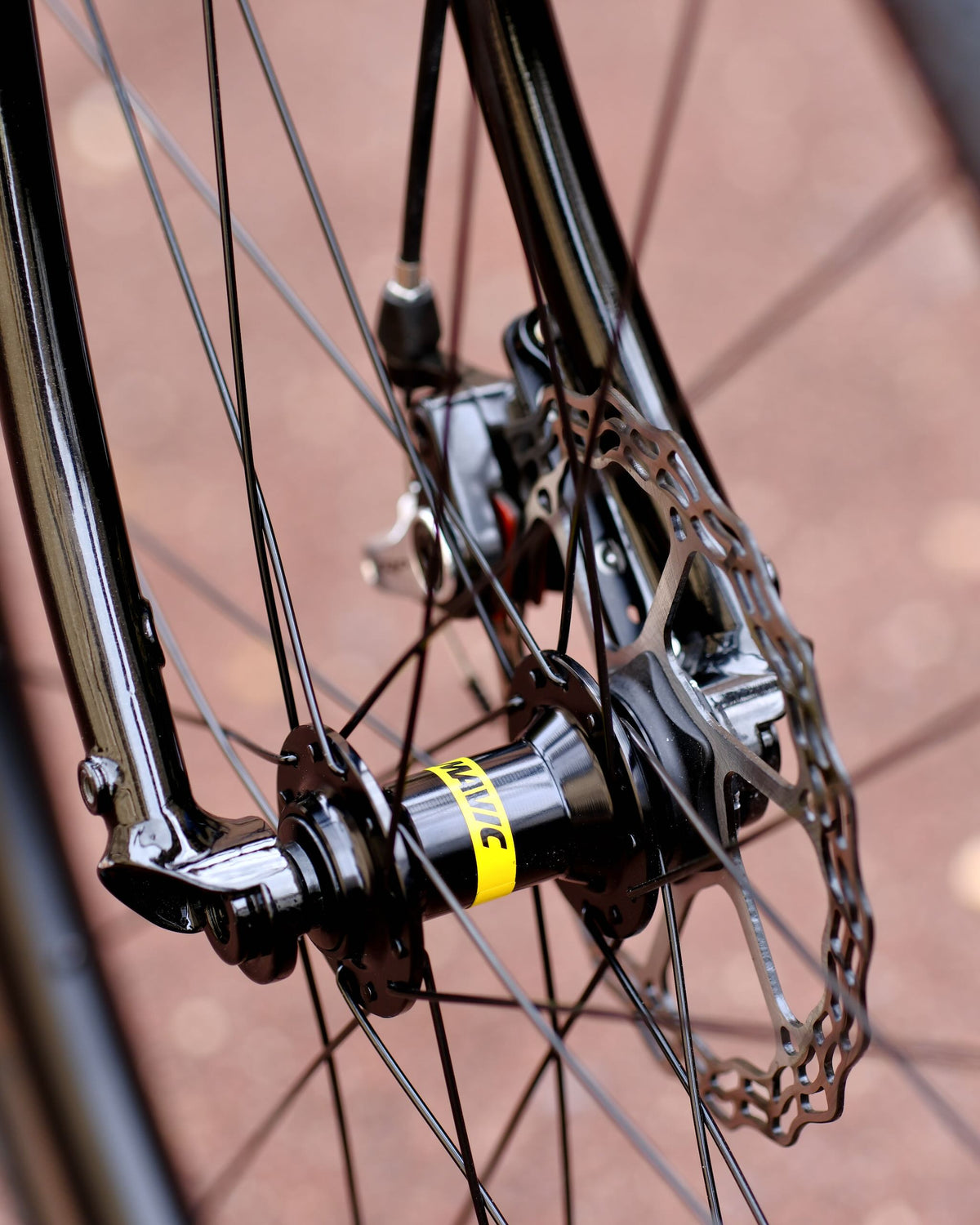 Moyeu avant Mavic, disque de frein et fourche acier à œillets