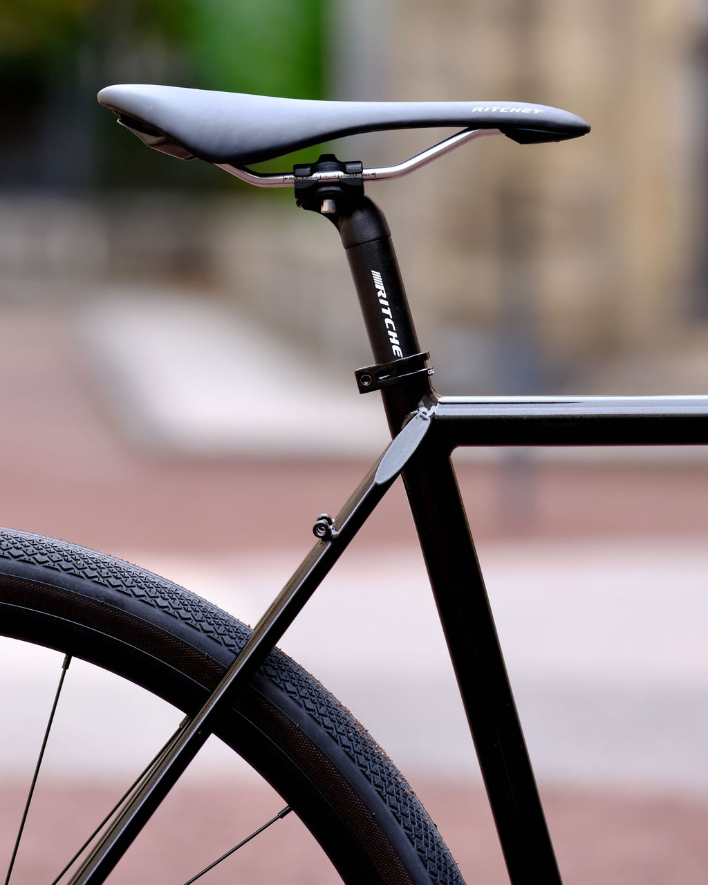 Selle et tige de selle Ritchey sur le cadre noir enduro